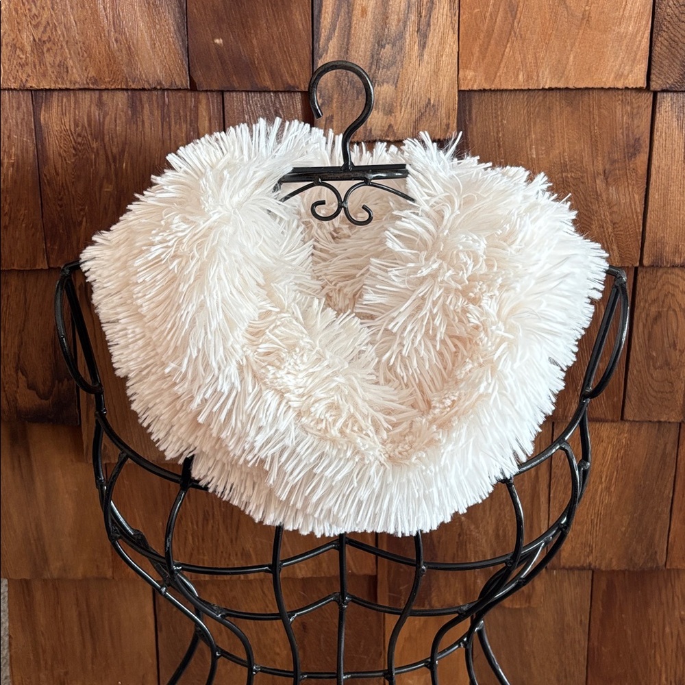Steve Madden Fluffy off white infinity scarf